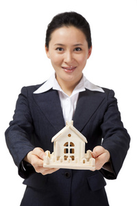 商务女士和房子模型