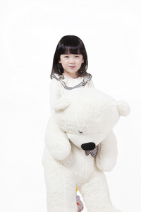 抱着玩具熊的可爱小女孩