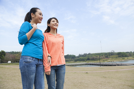 年轻女人在郊外