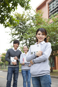 年轻大学生在校园里漫步