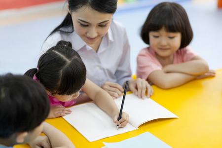 幼儿园老师辅导儿童学习