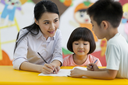 幼儿园老师辅导儿童学习