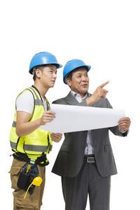 中年男建筑工程师和施工人员看图纸