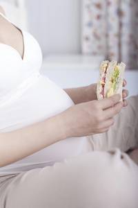 孕妇健康饮食主题,孕妇在家吃三明治