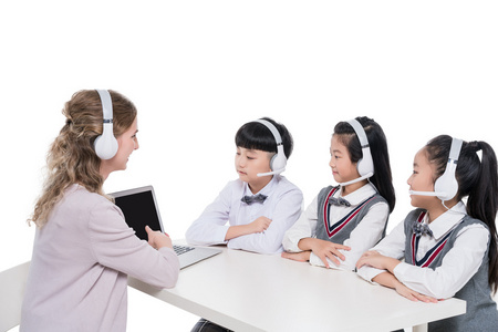 女外教指导小学生学习