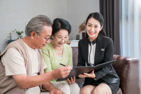 年轻女子向一对老夫妻介绍产品