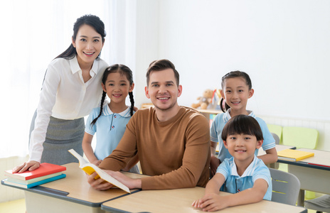 年轻老师在和学生在教室