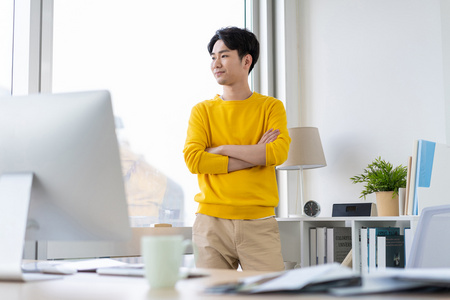 年轻男子休闲办公