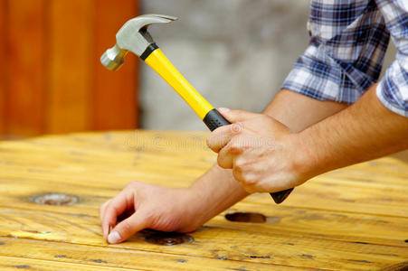 偶然的男人锤打钉子采用木板在家插画