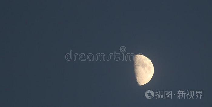 渐亏的突起的月亮
