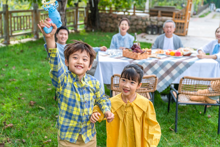 全家人在野餐