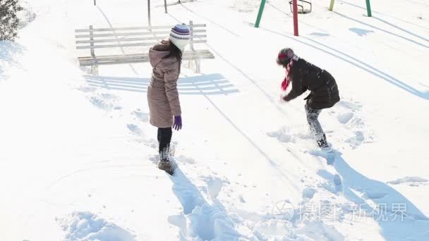 女孩在雪中玩乐视频