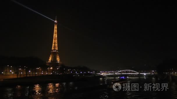 埃菲尔铁塔和巴黎的夜景视频