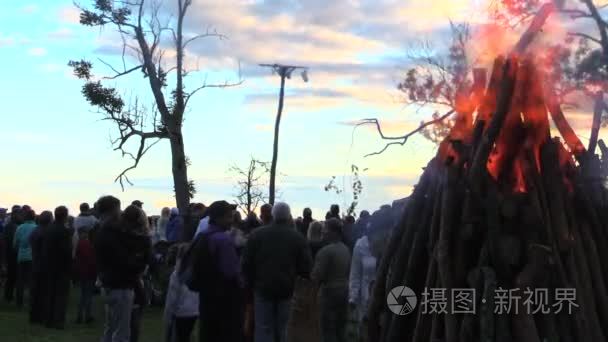 大壁炉旁的人们庆祝国庆节约翰视频