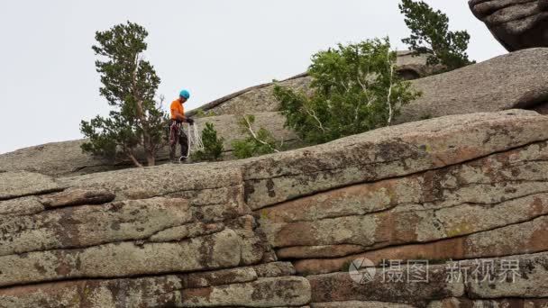 登山者从石头降序视频