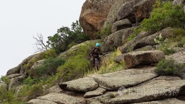登山者从石头降序视频
