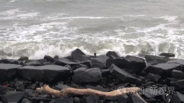 海浪和黑色石海岸背景视频