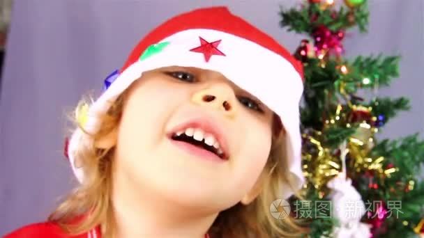 快乐的小女孩在圣诞老人帽子视频
