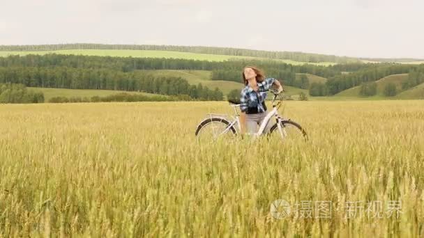 女人骑自行车
