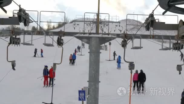 很多夫妻都漫游在滑雪胜地视频