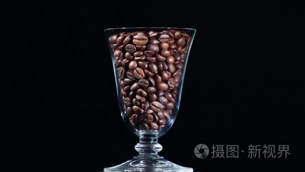 透明玻璃与谷物的咖啡旋转视频