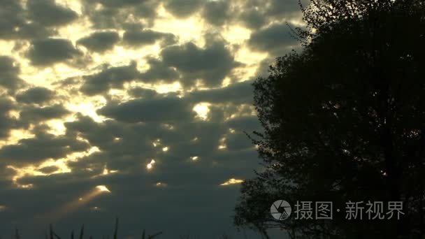 美丽的云天空与太阳的光芒。时间流逝