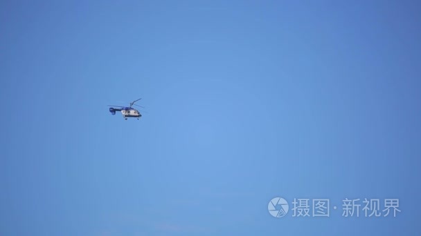 小型直升机飞上蓝天背景视频