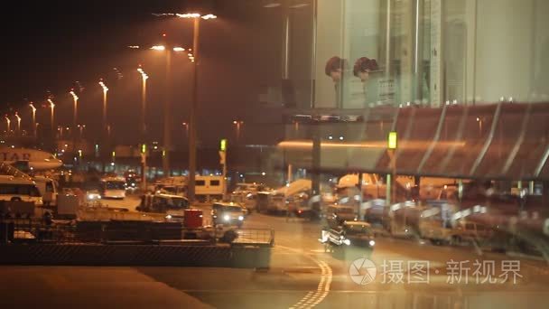 在晚上机场特种车辆视频