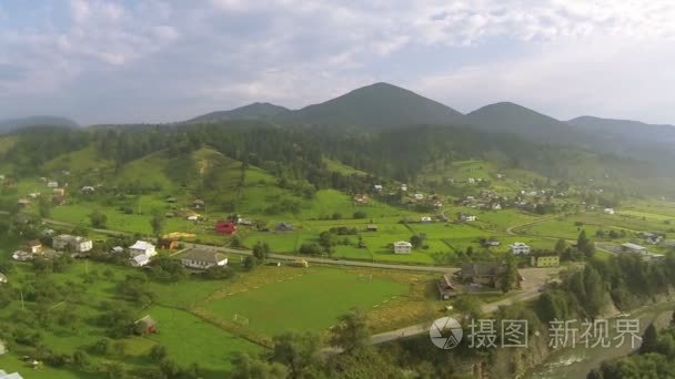 山风景与村庄和河流的空中视频