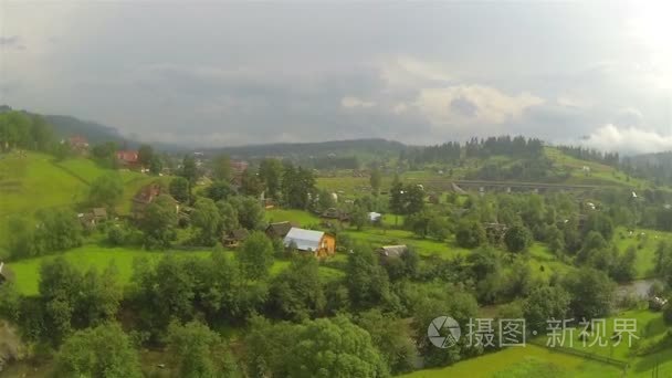 景观与村庄的小山中。空中拍摄视频
