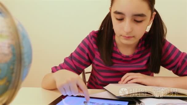 女学生学习与平板电脑视频