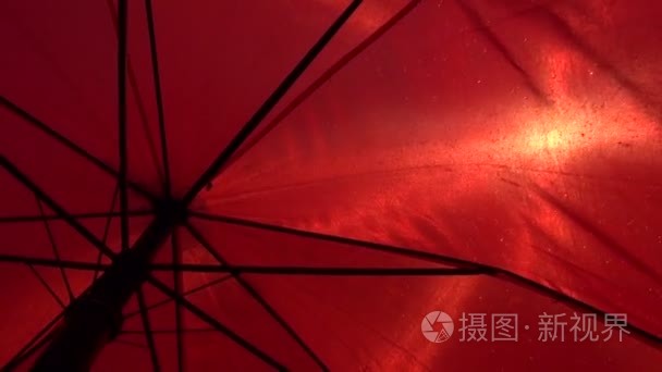 小红伞和雨后的夜晚景观视频