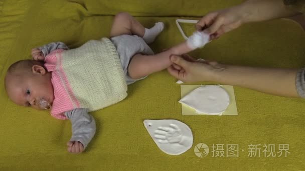 母亲在特殊材料上创建了新生婴儿的足迹视频