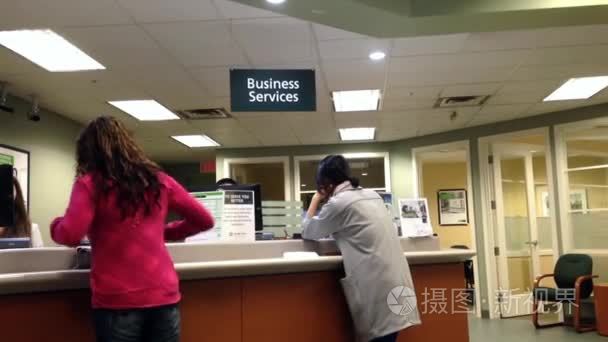 人们在商业服务柜台说话里面 Td 银行出纳员视频