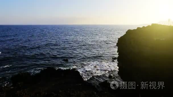 野生石滩海岸的海洋在日落视频