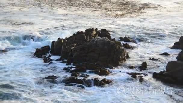 太平洋海浪拍打在岩石上视频