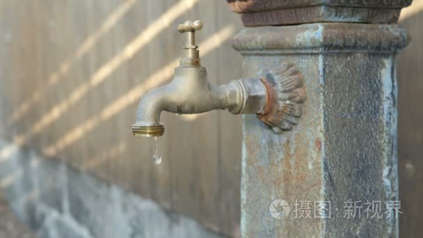 老滴水龙头水龙头喷泉节约资源视频