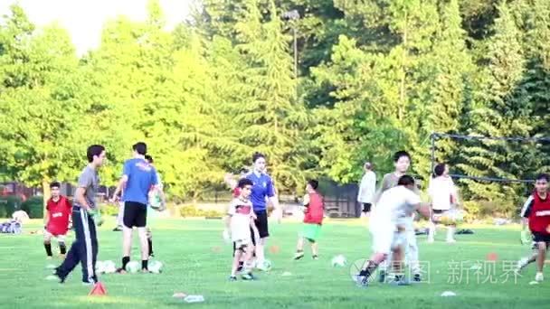 儿童和青少年练习足球技巧视频