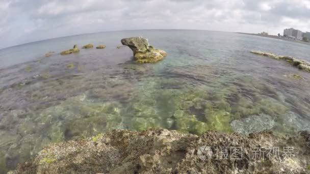 与石头在罗兹岛度假村海滩景观。爱琴海海滨，4 k