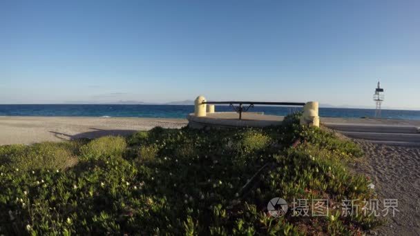 美丽的度假胜地海滩与花在罗得斯岛。爱琴海海滨，4 k