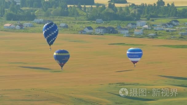 很多气球在域上的天空视频