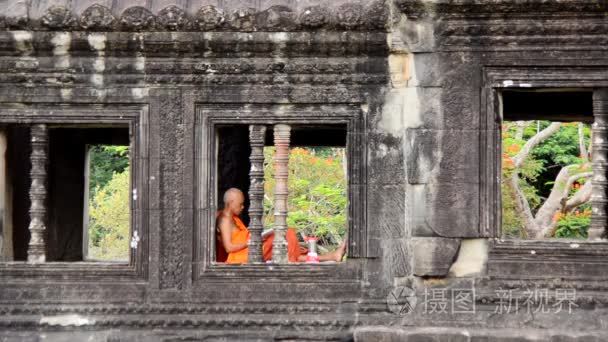 佛教和尚打坐在寺庙窗口中视频