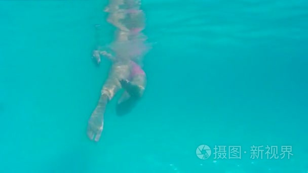 在私人游泳池跳水视频