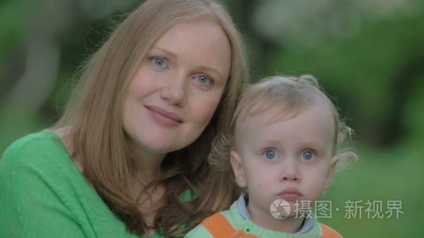 幸福的母亲和小儿子的室外肖像视频