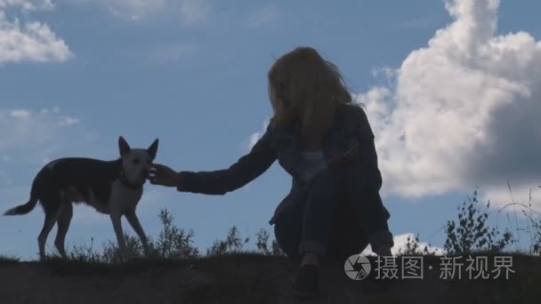 女孩和狗的天空背景视频