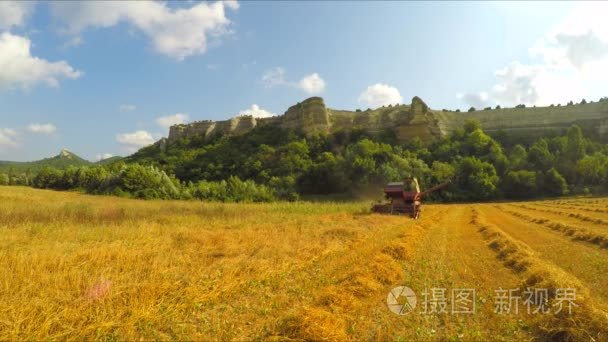 联合收获谷物在风景如画的地方视频