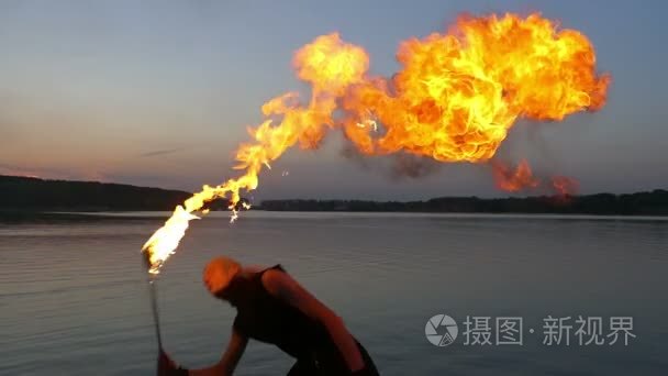 男子呼吸火水的背景上视频