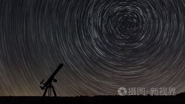 4 k 星步道望远镜天文惊人宇宙北极星北极星中心作为地球旋转轴上。美丽的星步道延时的惊人宇宙。美丽的夜晚天空