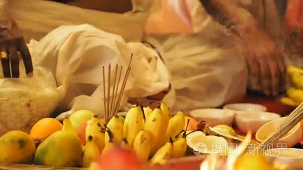 南印度祭司准备婚礼仪式视频