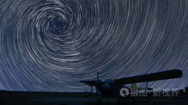 4 k 星步道美丽夜空，螺旋星径过小机场寂寞飞机。涡星级步道。小机场，寂寞飞机在黑暗的天空